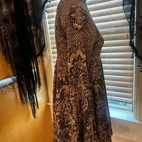 Free People - Brown and Black Bell sleeve dress boho print - size Medium - Picture 3 of 16